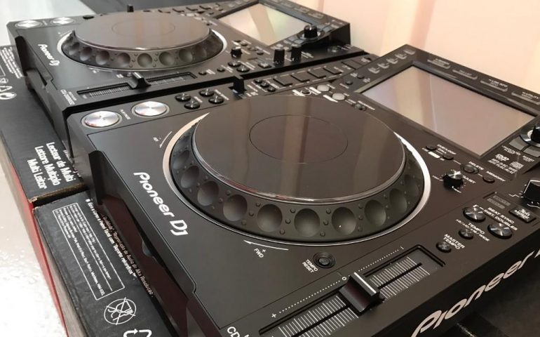 Prodati Novo Pioneer DJ 2x Pioneer Cdj-2000Nxs2 + 1x Djm-900Nxs2 + Hdj-2000 Mk2 -dj-paket / Pioneer CDJ-3000-w(2) + 1x DJM-900NXS2-W / 2x Pioneer Cdj-Tour1 svirači + 1x Pioneer Djm-Tour1-dj-paket / Pioneer DJ 2x Pioneer Cdj-2000Nxs2W +1x Djm-900Nxs2W + Hdj-2000 Mk2 / Novo 2x Pioneer Cdj-2000-nexus+ Djm-900-nexus + Rmx-1000-platinum-edicija (1) Pioneer Rmx -1000-platinasto-izdanje 1x HDJ-1500-K